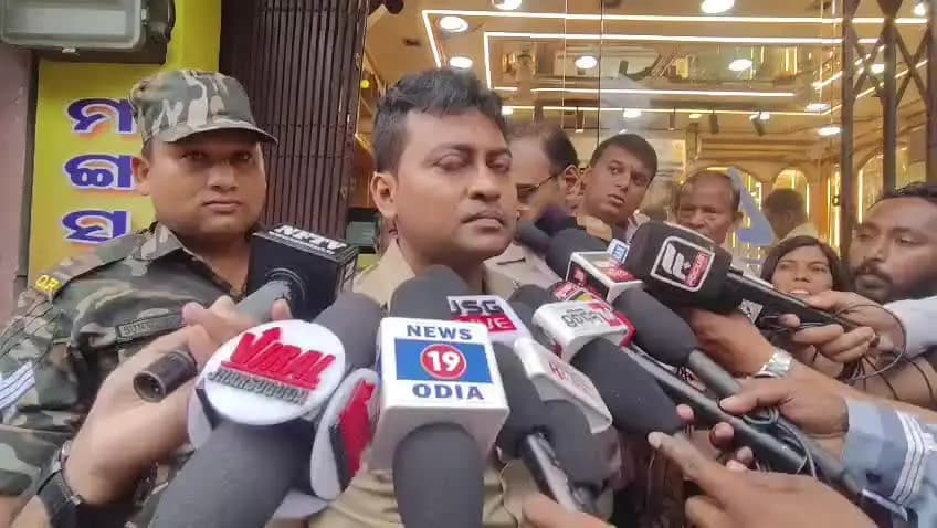 ଝାରସୁଗୁଡା: ଝାରସୁଗୁଡାରେ ଥିବା ମଙ୍ଗସପୁରିୟା ଜ୍ବେଲର୍ସରୁ ଏକ କୋଟି ରୁ ଉର୍ଦ୍ଧ୍ବ ମୂଲ୍ୟର ସୁନା ଅଳଙ୍କାର ଲୁଟ,ଏସ୍ପିଙ୍କ ପ୍ରତିକ୍ରିୟା