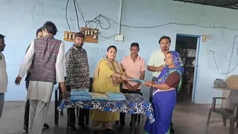तिल्दा: पंडित मालू राम शर्मा की पुण्यतिथि पर पार्षद ने स्वच्छता डॉन को रेनकोट का किया वितरण