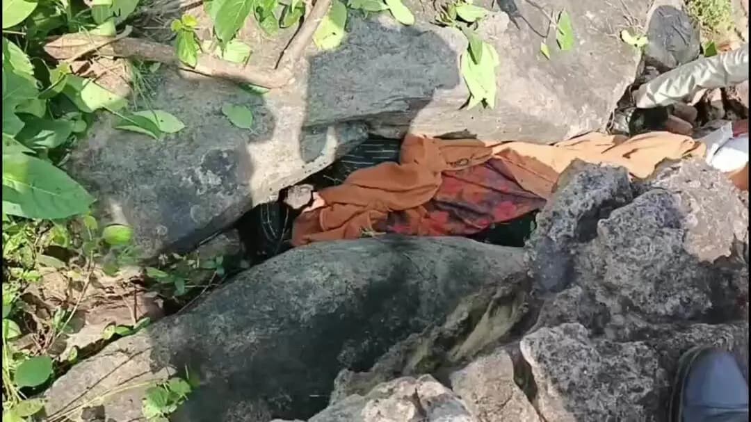 पन्ना: प्रेमिका से मिलने गए लापता संदीप की पत्थरों से कुचलकर हत्या, परिजनों में आक्रोश