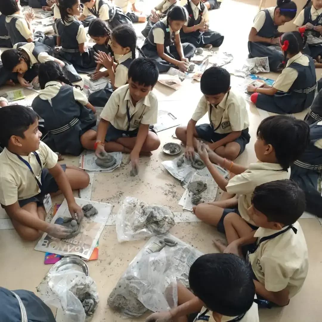 बालक मंदिर प्राथमिक शाळेत गणेशमूर्ती निर्मिती कार्यशाळा
४७५ विद्यार्थ्यांचा उत्स्फूर्त सहभाग
कल्याण : हिंदू धर्मात सर्वप्रथम पूजनीय देवता भगवान गणेश आहेत. गणपती हे गणांच्या सर्व वर्गांमध्ये सर्वोच्च मानले जातात. अशा ६४ कलांचे अधिपती असलेल्या गणरायाची मूर्ती बनवण्याची कार्यशाळा दि. ११ सप्टेंबर २०२६ रोजी बालक मंदिर संस्था, प्राथमिक शाळेत आयोजित करण्यात आली.
या कार्यशाळेसाठी शारदा मंदिर प्राथमिक शाळेच्या मुख्याध्यापिका अपर्णा हर्षे उपस्थित होत्या. गणपतीचे गाणे ऐकवून त्यांनी कार्यशाळेची सुरुवात केली. यावेळी शारदा मंदिर शाळेतील विद्यार्थी देवांश आव्हाड व अंश शहा यांनी विद्यार्थ्यांना गणरायाची मूर्ती कशी घडवावी, याचे उत्तम मार्गदर्शन केले.
विद्यार्थ्यांनी आपल्या नाजूक हातांनी गणरायाच्या सुंदर मूर्ती घडवण्याचा प्रयत्न केला. या उपक्रमात शाळेतील तब्बल ४७५ विद्यार्थ्यांनी सहभाग घेतला.
कार्यक्रमातील पाहुण्यांची ओळख भालचंद्र घाटे यांनी करून दिली, तर शाळेच्या वरिष्ठ शिक्षिका विद्या घुले यांनी स्वागत केले.
शाळेच्या मुख्याध्यापिका कल्पना पवार व शालेय समिती अध्यक्ष दीपक परब यांनी सुचवलेल्या विषयानुसार कार्यक्रमाची आखणी करण्यात आली होती. कार्यक्रम व्यवस्थित पार पडण्यासाठी सर्व शिक्षकांनी विद्यार्थ्यांची उत्तम तयारी करून घेतली. वरिष्ठ शिक्षिका विद्या घुले यांनी सर्व विद्यार्थ्यांना योग्य मार्गदर्शन केले.
कार्यक्रमास संस्थेचे पदाधिकारी उपस्थित होते. त्यांनी विद्यार्थ्यांना मोलाचे मार्गदर्शन केले. गणेशमूर्ती निर्मितीच्या या उपक्रमामुळे विद्यार्थ्यांच्या कलागुणांना वाव मिळून त्यांच्यात सर्जनशीलतेची भावना निर्माण झाली.