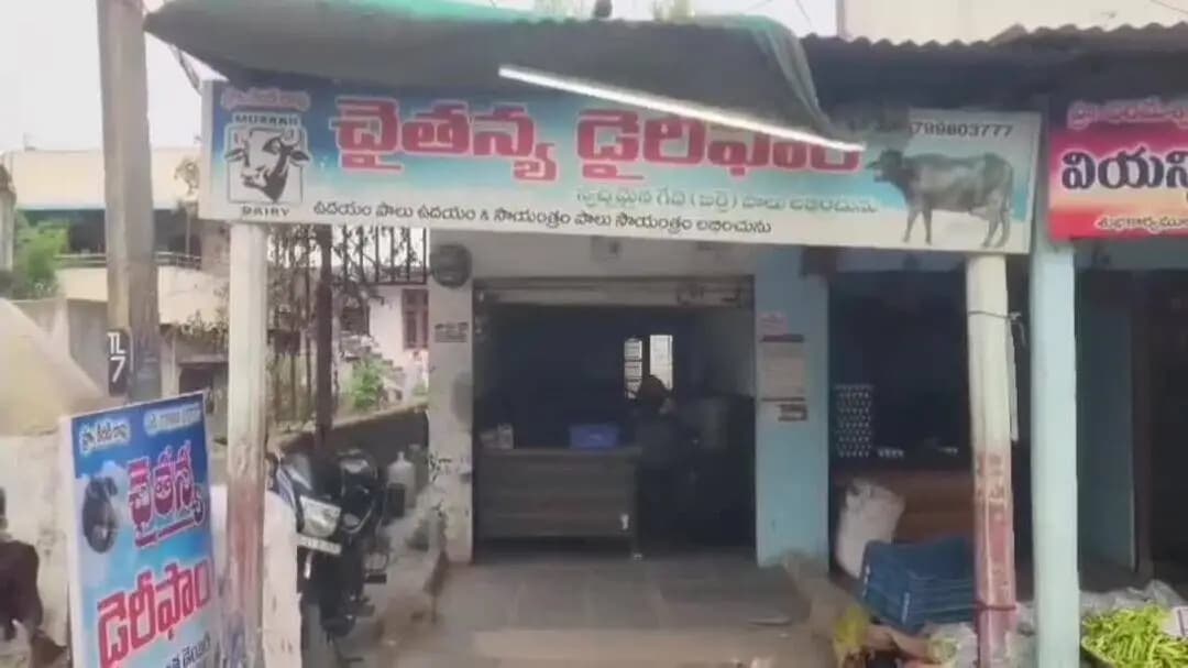 జగిత్యాల: పట్టణంలో పాల ప్యాకెట్ కలకలం రేపింది, పాల ప్యాకెట్ ఫ్రిడ్జ్లో ఉంచిన అనంతరం జిగురు రూపంలోకి మారింది