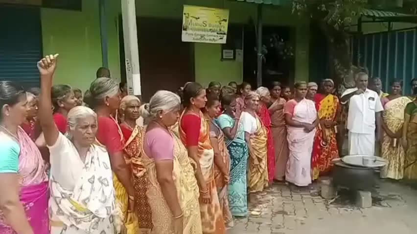 இராஜபாளையம்: கூலி உயர்வு கோரி கைத்தறி நெசவாளர்கள் கஞ்சித் தொட்டி போராட்டத்தில் ஈடுபட்டு வருகிறார்கள்