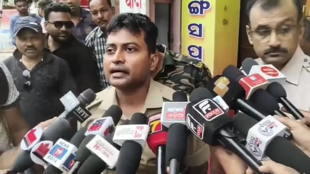ଲଖନପୁର: ମଙ୍ଗସପୁରୀୟା ଜ୍ବେଲର୍ସ ଚୋରୀ କୁ ନେଇ ପ୍ରତିକ୍ରିୟା ରଖିଲେ ଝାରସୁଗୁଡ଼ା ଆରକ୍ଷୀ ଅଧିକ୍ଷକ