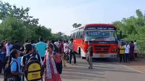 ಗುಳೇದಗುಡ್ಡ: ತಾಲೂಕಿನ ಲಿಂಗಾಪೂರ ಕ್ರಾಸ್ ದಲ್ಲಿ ಬಸ್ ನಿಲ್ಲಿಸುವಂತೆ ಒತ್ತಾಯಿಸಿ ರಸ್ತೆಯಲ್ಲಿ ಬಸ್ ತಡೆದು ಪ್ರತಿಭಟಿಸಿದ ವಿದ್ಯಾರ್ಥಿಗಳು