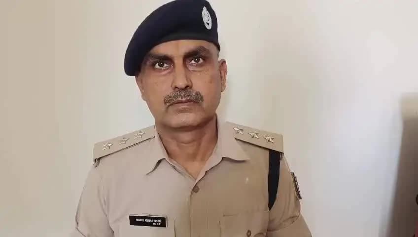 मुशहरी: मुशहरी में DSP मनोज कुमार सिंह ने 804 लीटर विदेशी शराब के साथ पिकअप वैन जब्त की