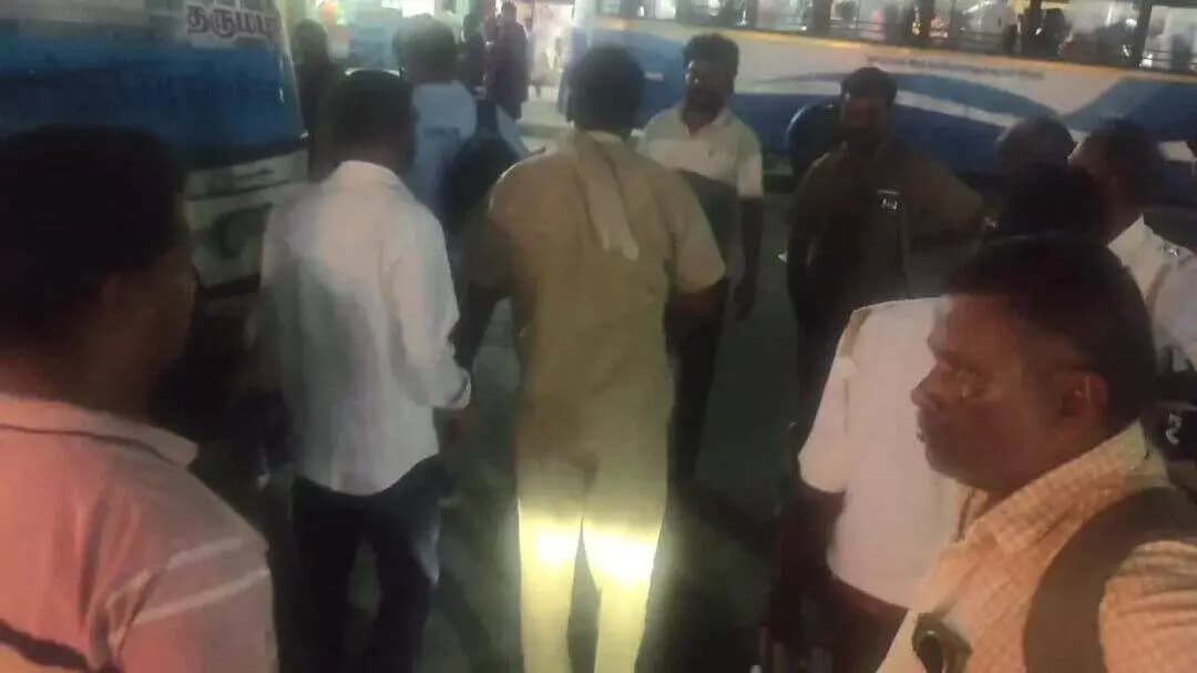 தருமபுரி: தர்மபுரியில் அரசு பேருந்துகளை இரவு நேரத்தில் சரியான முறையில் இயக்கப்படாததால் ஆத்திரமடைந்த பேருந்து பயணி ஒருவர் போக்குவரத்து துறை அலுவலர்களிடம் கடும் வ