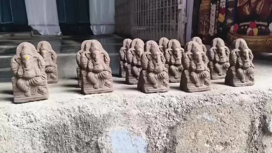 ధర్మపురి: ఇంటింటా మట్టి వినాయకులను పూజిద్దాం పర్యావరణాన్ని కాపాడుదాం : BJP
పట్టణ అధ్యక్షులు గాజు భాస్కర్