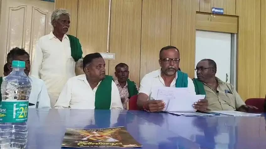 ತುರುವೇಕೆರೆ: ಗೋಮಾಳ ಜಮೀನು ಅಕ್ರಮ ಖಾತೆ ಆರೋಪ, ಅಧಿಕಾರಿಗಳ ವಜಾಕ್ಕೆ ರೈತ ಸಂಘ ಆಗ್ರಹ