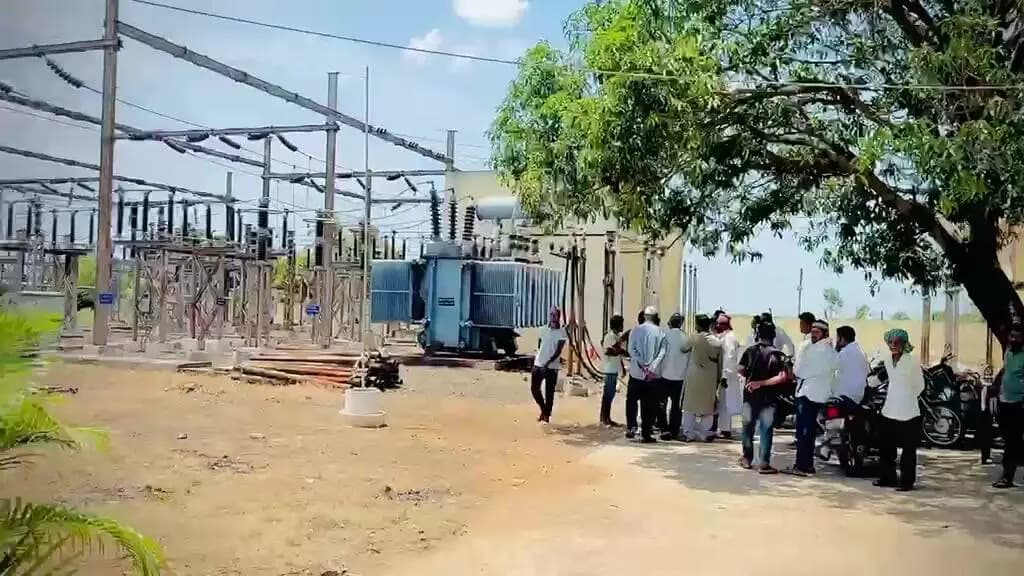 ಕಾಗವಾಡ: ಕಾಗವಾಡದಲ್ಲಿ ಪ್ರಜಾ ಸೇವೆ ಆಂದೋಲನಕ್ಕೆ ಮುತ್ತಿಗೆ: ವಿದ್ಯುತ್ ಕಡಿತಕ್ಕೆ ರೈತರ ಆಕ್ರೋಶ