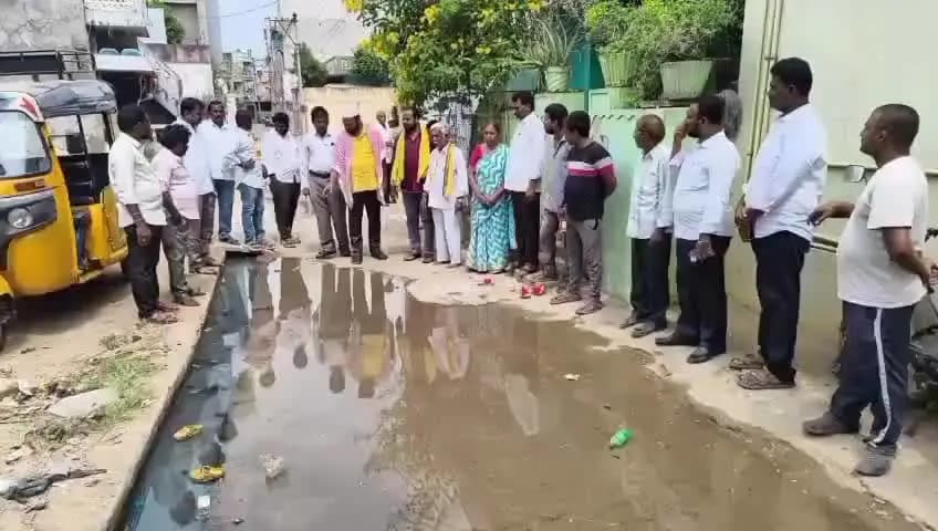 రాజంపేట: డ్రైనేజీ శుభ్రం చేయాలని ఆదేశించిన రాజంపేట టిడిపి ఇన్చార్జ్ చమర్తి