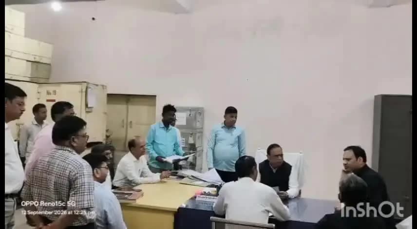उरई: जिलाधिकारी कार्यालय पहुंचे नए जिला अधिकारी समीर ने पदभार ग्रहण किया, अधिकारियों के साथ की पहली बैठक
