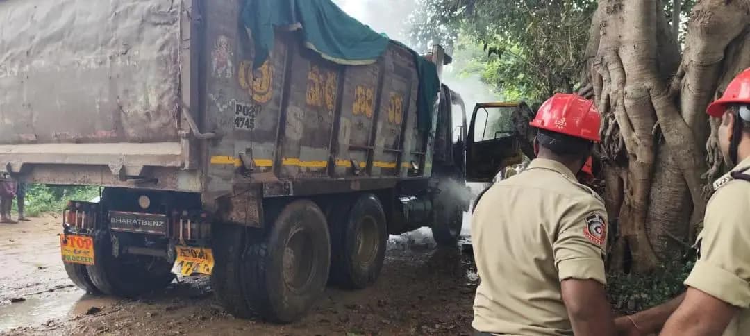 పాలకొండ: పార్వతీపురం మన్యం జిల్లాలో ఇసుక లారీకి అగ్ని ప్రమాదం