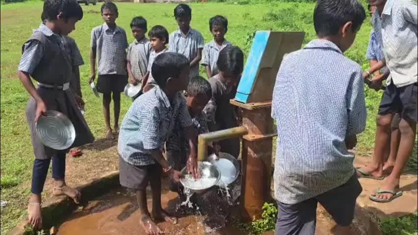 सन्ना: पब्लिक ऐप खबर का असर: करमघाट स्कूल में खराब हैंडपंप हुआ दुरुस्त, अब बच्चों को मिल रहा साफ पानी