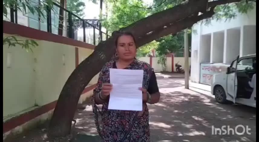 उरई: सिरसा कलार थाना क्षेत्र की महिला ने कुछ दबंगों पर जाति सूचक गालियां देने और घर पर अवैध कब्जा करने का आरोप लगाया