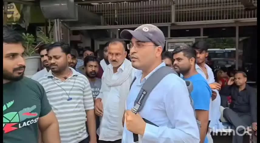 उरई: कोतवाली क्षेत्र के होप हॉस्पिटल में जमीनी हकीकत का जायजा लेने पहुंचे पत्रकारों के साथ प्राइवेट कर्मचारियों ने की बदसलूकी