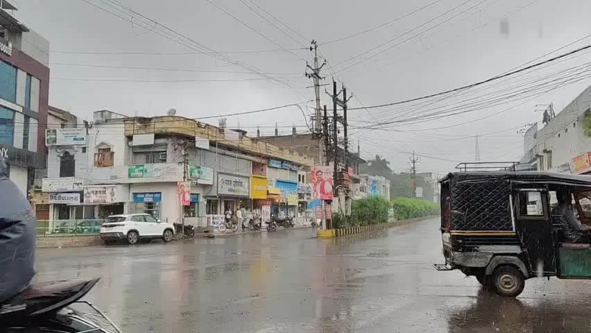 मंदसौर: सक्रिय मानसूनी प्रणाली से मंदसौर जिले में बारिश, गर्मी से मिली राहत; जगह-जगह कीचड़