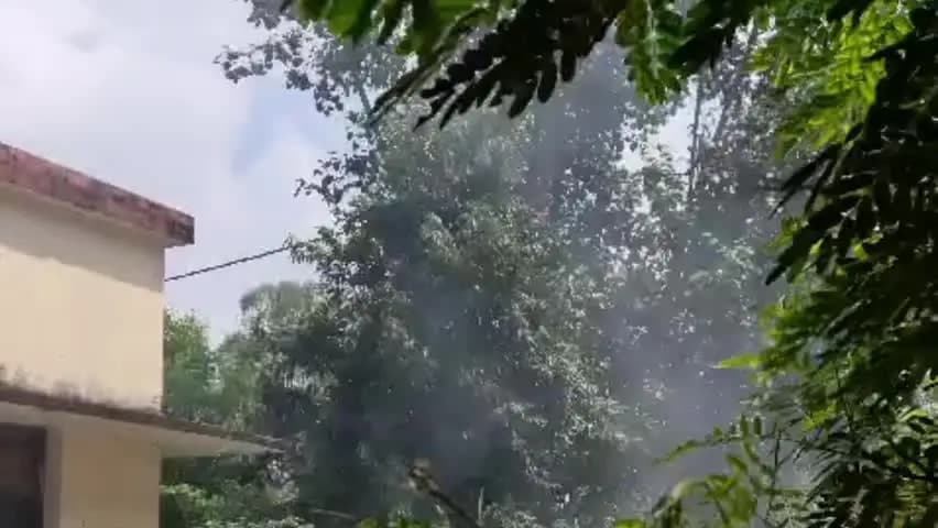 छतरपुर नगर: विश्वविद्यालय के कर्मशिला भवन के सामने खंभे में लगी आग, छात्र आसपास टहलते रहे