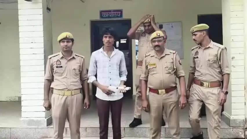 कौंच: कोंच में अवैध हथियार का प्रदर्शन करने वाले आरोपी को गिरफ्तार, सिगरेट के छल्लों के साथ तमंचा लहराकर बनाई थी रील