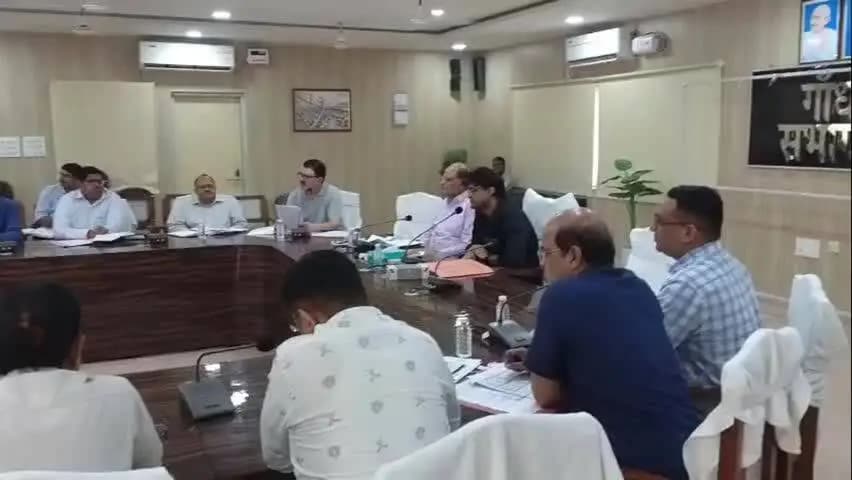 अमरोहा: अमरोहा के डीएम ने सीएम डैशबोर्ड पर खराब रैंक वाले विभागों के कारणों का विश्लेषण कर तत्काल सुधार करने की बात कही