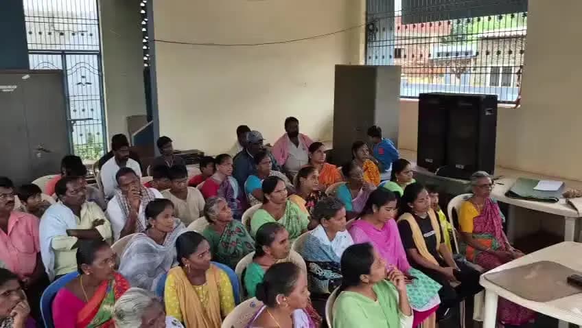 ఉంగుటూరు: భీమడోలు మండలం ఆగడాల లంక గ్రామంలో మహిళా భద్రత సైబర్ నేరాలపై అవగాహన కల్పించిన CI కృష్ణ