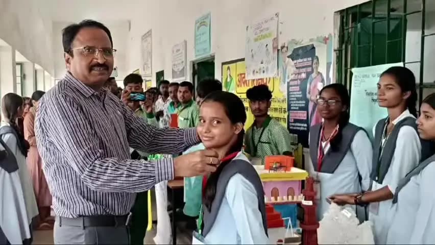 लोहरदगा: चुन्नीलाल उच्च विद्यालय में अभिभावक-शिक्षक बैठक सह कौशल प्रतियोगिता, DDC ने 100% उपस्थिति वाले छात्रों को किया सम्मानित।