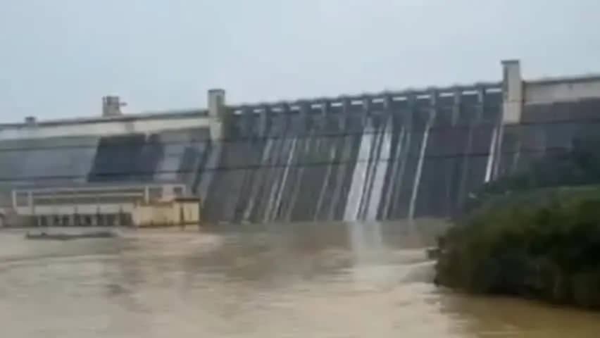 दुधि: रिहंद बांध का जलस्तर 871.4 फीट पहुंचा, सभी फाटक बंद, टरबाइनों से हो रही पानी की निकासी, अधिकारी रख रहे हैं नजर