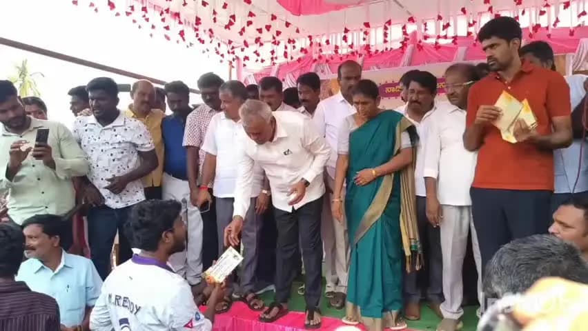 ಮಾಲೂರು: ಕೊಮ್ಮನಹಳ್ಳಿ ಗ್ರಾಮದಲ್ಲಿ ಗಣೇಶ ಪ್ರತಿಷ್ಠಪಿಸುವ ಯುವಕರಿಗೆ ಆರ್ಥಿಕ ಧನ ಸಹಾಯ