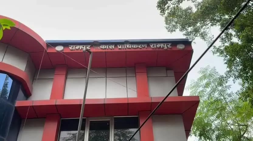 रामपुर: रामपुर प्राधिकरण की टीम ने जेसीबी के द्वारा चमरपूरा और बमनपुरी के जंगल में अवैध प्लाटिंग करने वालों पर कसा शिकंजा
