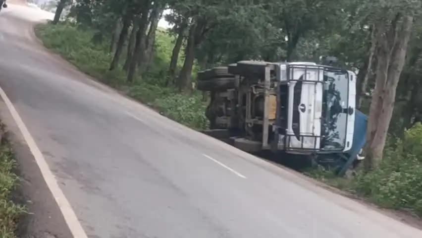 ओबरा: आश्रम मोड़ के पास राखड़ से भरा ट्रक पलटा, चालक और खलासी को आईं हल्की चोटें