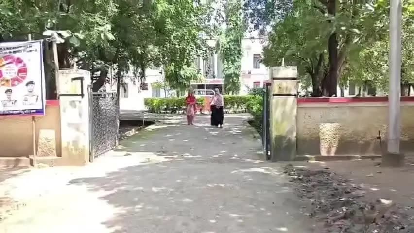 महोबा: मकनियापुरा में महिला ने पड़ोसियों पर धमकी, वसूली और झूठे मुकदमे में फंसाने का आरोप लगाया