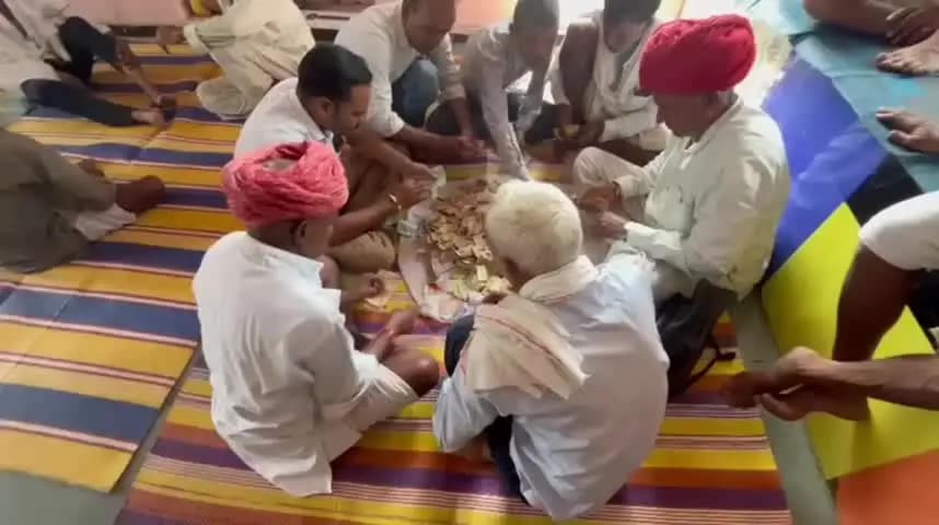 बेगुं: बेगू उपखंड के प्रसिद्ध धार्मिक स्थल झरिया महादेव में मासिक बैठक आयोजित कर दानपात्र खोला गया