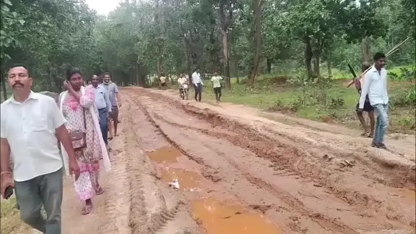 जशपुर: जिला पंचायत में बात नहीं सुनी गई, जनता के बीच पहुंचीं आशिका कुजूर, गायलूँगा-बछराव सड़क की बदहाली दिखाई