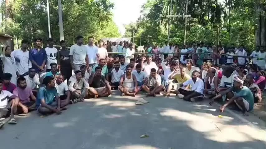 তিনিচুকীয়া: ডুমডুমা বাঘজানত এটা পথ দূৰ্ঘটনাক কেন্দ্ৰ কৰি পথ অবৰোধেৰে উত্তাল প্ৰতিবাদ