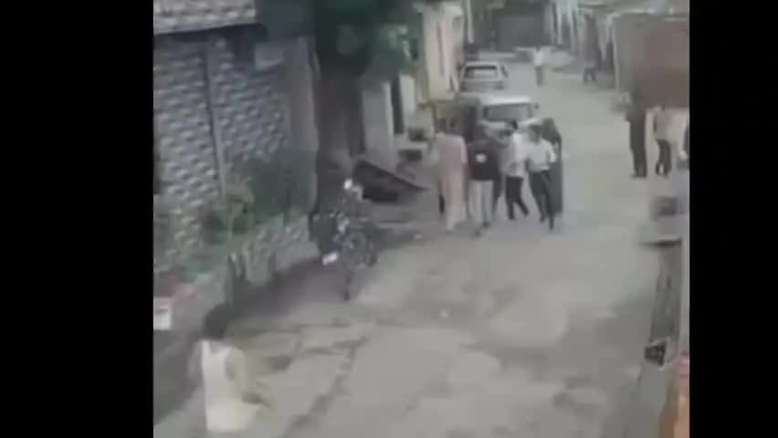 झज्जर: झज्जर में नाली साफ करने पर एयरफोर्स जवान के माता-पिता को लाठियों से पीटा, मां को थप्पड़ मार नाली में फेंका