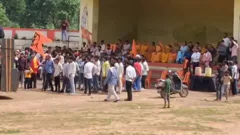 सिहोरा: विश्व हिंदू परिषद और बजरंग दल ने सिहोरा बस स्टैंड पर किया प्रदर्शन, CM को सौंपा ज्ञापन