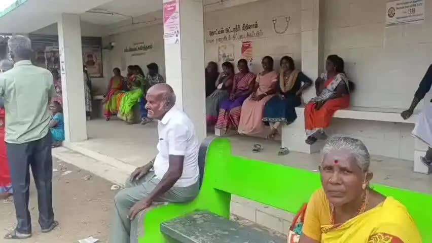 சாத்தூர்: தாயில்பட்டி பகுதிகளில் அரசு பஸ்கள் பரமக்குடிக்கு சிறப்பு பரிசாக மாற்றப்பட்டதால் பஸ் இல்லாமல் மணிக்கணக்காக பஸ் நிறுத்தத்தில் காத்திருந்த பயணிகள்