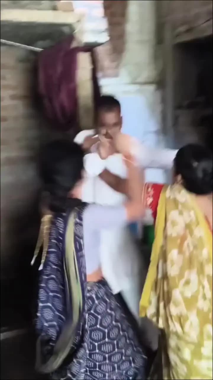टीकमगढ़: मामौन दरवाजा पर छेड़खानी के आरोप में महिलाओं ने पूर्व पार्षद की पिटाई की, हंगामा