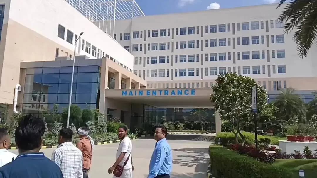 मथुरा: मथुरा के सर्वोदय हॉस्पिटल पर गंभीर आरोप, 21 दिन में 13 लाख का बिल बनाने का दावा, अस्पताल पर परिजनों का हंगामा