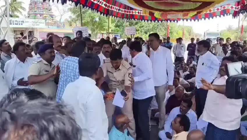 ಸಿಂಧನೂರು: ಸಿಂಧನೂರಿನಲ್ಲಿ ಕಾಲುವೆ ನೀರುಗಾಗಿ ಹೋರಾಟ ರಾಜಕೀಯ ರಂಗ ಪಡೆದು ಕಾಂಗ್ರೆಸ್ ಜೆಡಿಎಸ್ ಮುಖಂಡರ ನಡುವೆ ವಾಗ್ವಾದ