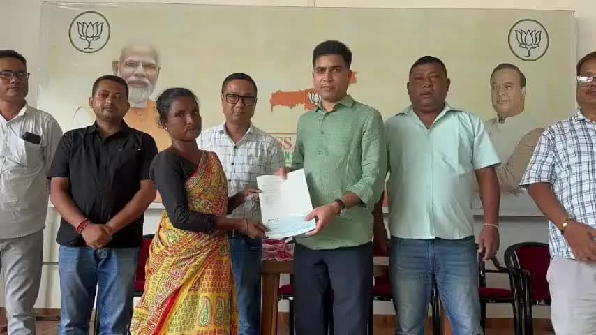 তিনিচুকীয়া: ডুমডুমাত মুখ্যমন্ত্ৰীৰ সাহায্য পুঁজিৰ অধীনত ২৯৬খন চেক বিতৰণ বিধায়ক ৰূপেশ গোৱালাৰ