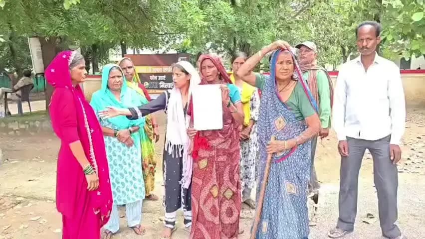 महोबा: बिच्छू पहाड़िया कांशीराम कॉलोनी में अराजक तत्वों के जमावड़े का आरोप, एसपी से कार्रवाई की मांग की गई
