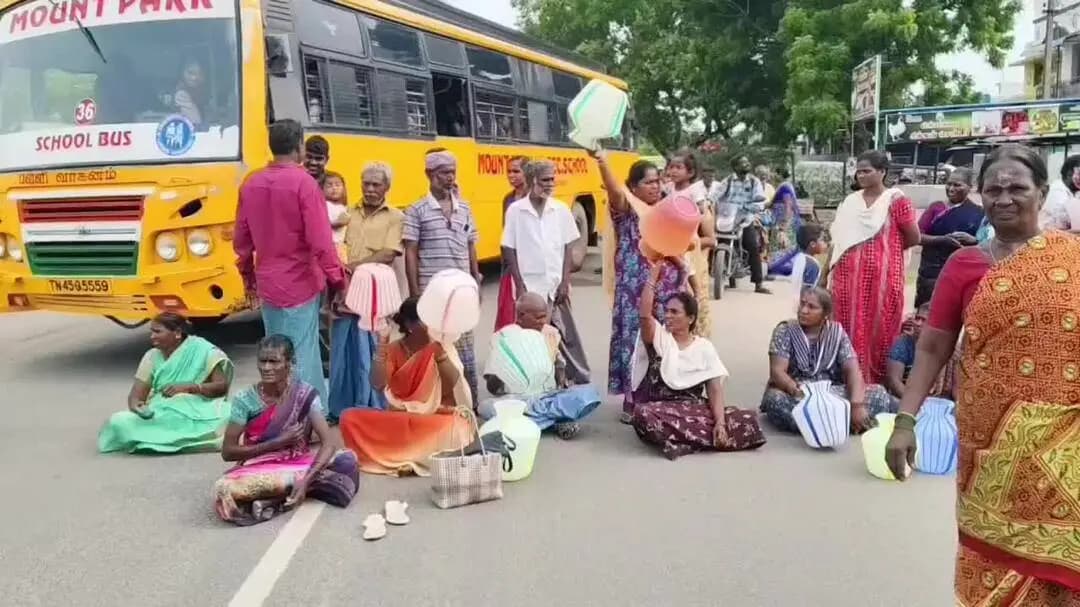 கள்ளக்குறிச்சி: தியாகதுருகத்தில் முறையாக குடிநீர் வழங்காத பேரூராட்சி நிர்வாகத்தை கண்டித்து காலி குடங்களுடன் சாலை மறியல்