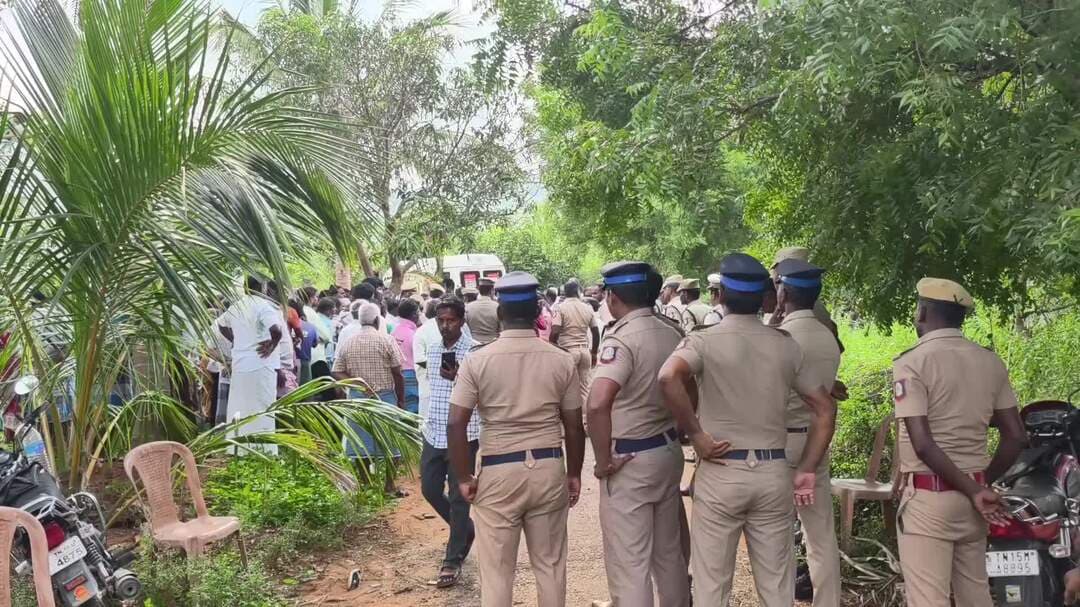 சின்ன சேலம்: தெங்கியாநத்தம் கிராமத்தில் ஆசிரியரின் பாலியல் தொல்லையால் தற்கொலை செய்து கொண்ட மாணவியின் உடல் பலத்த போலீஸ் பாதுகாப்புடன் நல்லடக்கம்