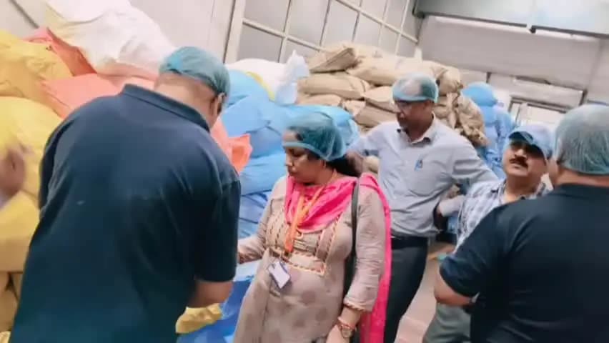 धनौरा: गजरौला में उमंग डेयरी पर खाद्य विभाग ने की छापेमारी, ₹56 लाख का माल किया सील