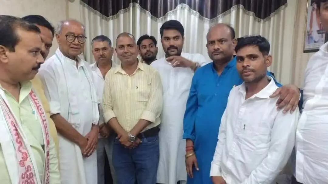 निवाड़ी: निवाड़ी पहुंचे पूर्व मुख्यमंत्री दिग्विजय सिंह, कांग्रेस कार्यकर्ताओं ने किया स्वागत