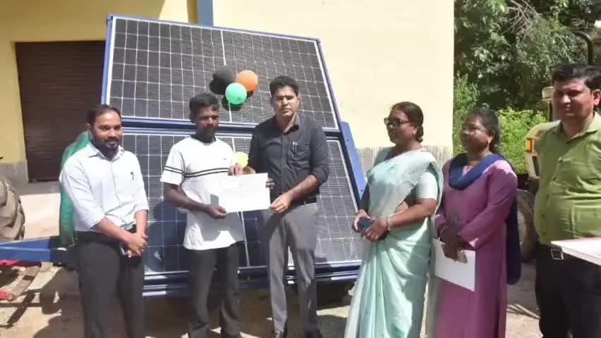 भंडरा: भंडरा व सेन्हा में उपायुक्त ने किसानों से संवाद कर आधुनिक खेती और सरकारी योजनाओं का जायजा लिया