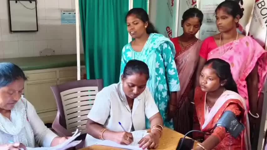 सेन्हा: सेन्हा में 80 महिलाओं का हुआ बंध्याकरण, चिकित्सकों ने परिवार नियोजन और छोटे परिवार के महत्व के प्रति किया जागरूक।