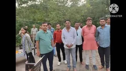 पाली: ग्राम बंट प्रधान ने चुअन आश्रम में जिलाधिकारी से सड़क और बिजली की लाइन बनवाने की की मांग