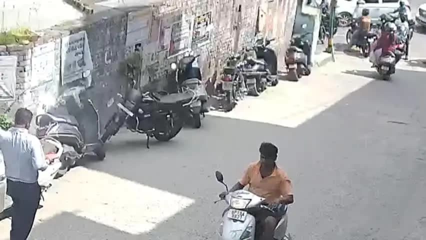 ऊना: अरविंद मार्केट में महिला पुलिसकर्मी से सोने की चेन और अंगूठी छीनी, CCTV में कैद हुआ घटनाक्रम