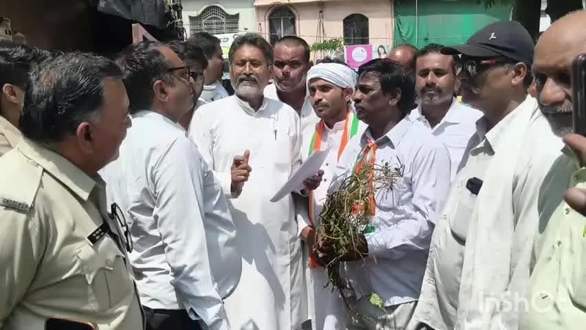 देवेंद्रनगर: देवेंद्रनगर में कांग्रेस का NH-39, फसल मुआवजा व बंदरों के आतंक पर प्रदर्शन, राज्यपाल को ज्ञापन